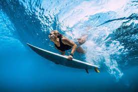 surfeuse sous l'eau île de la Réunion